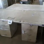 LOTE 191 -  01 MESA COM GAVETEIROS. (NO ESTADO EM QUE SE ENCONTRA. SUJEITO A AVARIAS OCULTAS/VISÍVEIS.)  