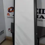 LOTE 105 - 01 TELA DE PROJEÇÃO RETRÁTIL. (NO ESTADO) ATENÇÃO! FAZER A VISITAÇÃO ANTES DE ARREMATAR, NÃO SABEMOS SE FUNCIONA, LEILÃO NÃO TEM GARANTIA E NEM DEVOLUÇÃO, SUJEITO A POSSÍVEIS AVARIAS VISÍVEIS/OCULTAS E/OU AUSÊNCIA DE COMPONENTES.