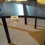 LOTE 223 - 01 MESA DE ESCRITÓRIO DE CANTO NA COR PRETA. (NO ESTADO) ATENÇÃO! FAZER A VISITAÇÃO ANTES DE ARREMATAR, NÃO SABEMOS SE FUNCIONA, LEILÃO NÃO TEM GARANTIA E NEM DEVOLUÇÃO, SUJEITO A POSSÍVEIS AVARIAS VISÍVEIS/OCULTAS E/OU AUSÊNCIA DE COMPONENTES.