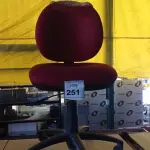 01 CADEIRA GIRATÓRIA PARA ESCRITÓRIO NA COR VERMELHA. (NO ESTADO EM QUE SE ENCONTRA. SUJEITO A AVARIAS OCULTAS/VISÍVEIS.)