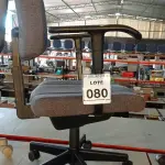 LOTE 080 - 01 CADEIRA GIRATÓRIA COM RODINHAS. (NO ESTADO) ATENÇÃO! FAZER A VISITAÇÃO ANTES DE ARREMATAR, NÃO SABEMOS SE FUNCIONA, LEILÃO NÃO TEM GARANTIA E NEM DEVOLUÇÃO, SUJEITO A POSSÍVEIS AVARIAS VISÍVEIS/OCULTAS E/OU AUSÊNCIA DE COMPONENTES.