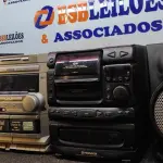 LOTE 104 - 02 APARELHOS DE SOM E 06 CAIXAS AVULSAS. (NO ESTADO) ATENÇÃO! FAZER A VISITAÇÃO ANTES DE ARREMATAR, NÃO SABEMOS SE FUNCIONA. LEILÃO NÃO TEM GARANTIA E NEM DEVOLUÇÃO, SUJEITO A POSSÍVEIS AVARIAS VISÍVEIS/OCULTAS E/OU AUSÊNCIA DE COMPONENTES.