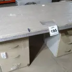 LOTE 195 -  01 MESA EM MADEIRA COM GAVETEIROS. (NO ESTADO EM QUE SE ENCONTRA. SUJEITO A AVARIAS OCULTAS/VISÍVEIS.)  