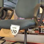 LOTE 130 - 01 CADEIRA DE ESCRITÓRIO COM PÉS FIXOS. (NO ESTADO) ATENÇÃO! FAZER A VISITAÇÃO ANTES DE ARREMATAR, NÃO SABEMOS SE FUNCIONA, LEILÃO NÃO TEM GARANTIA E NEM DEVOLUÇÃO, SUJEITO A POSSÍVEIS AVARIAS VISÍVEIS/OCULTAS E/OU AUSÊNCIA DE COMPONENTES.