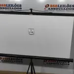 LOTE 115 - 01 TELA DE PROJEÇÃO RETRÁTIL. (NO ESTADO) ATENÇÃO! FAZER A VISITAÇÃO ANTES DE ARREMATAR, NÃO SABEMOS SE FUNCIONA, LEILÃO NÃO TEM GARANTIA E NEM DEVOLUÇÃO, SUJEITO A POSSÍVEIS AVARIAS VISÍVEIS/OCULTAS E/OU AUSÊNCIA DE COMPONENTES.