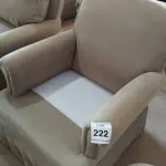 LOTE 222 - 01 POLTRONA. (NO ESTADO EM QUE SE ENCONTRA. SUJEITO A AVARIAS OCULTAS/VISÍVEIS.)  AV9568A