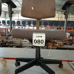 LOTE 080 - 01 CADEIRA GIRATÓRIA COM RODINHAS. (NO ESTADO) ATENÇÃO! FAZER A VISITAÇÃO ANTES DE ARREMATAR, NÃO SABEMOS SE FUNCIONA, LEILÃO NÃO TEM GARANTIA E NEM DEVOLUÇÃO, SUJEITO A POSSÍVEIS AVARIAS VISÍVEIS/OCULTAS E/OU AUSÊNCIA DE COMPONENTES.