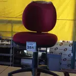 01 CADEIRA GIRATÓRIA PARA ESCRITÓRIO NA COR VERMELHA. (NO ESTADO EM QUE SE ENCONTRA. SUJEITO A AVARIAS OCULTAS/VISÍVEIS.)