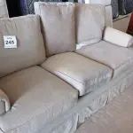 LOTE 245 - 01 SOFÁ 03 LUGARES. (NO ESTADO EM QUE SE ENCONTRA. SUJEITO A AVARIAS OCULTAS/VISÍVEIS.)  BF8635K