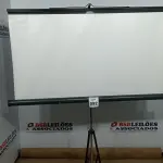 LOTE 092 - 01 TELA DE PROJEÇÃO RETRÁTIL. (NO ESTADO) ATENÇÃO! FAZER A VISITAÇÃO ANTES DE ARREMATAR, NÃO SABEMOS SE FUNCIONA, LEILÃO NÃO TEM GARANTIA E NEM DEVOLUÇÃO, SUJEITO A POSSÍVEIS AVARIAS VISÍVEIS/OCULTAS E/OU AUSÊNCIA DE COMPONENTES.