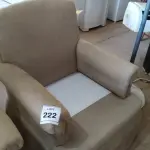 LOTE 222 - 01 POLTRONA. (NO ESTADO EM QUE SE ENCONTRA. SUJEITO A AVARIAS OCULTAS/VISÍVEIS.)  AV9568A