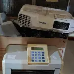 LOTE 112 - 01 COIFA EM INOX, 01 PROJETOR, UMA IMPRESSORA DE CHEQUES, E GRANDE QUANTIDADE DE CAIXINHAS DE SOM PARA PC. (NO ESTADO) ATENÇÃO! FAZER A VISITAÇÃO ANTES DE ARREMATAR, NÃO SABEMOS SE FUNCIONA, LEILÃO NÃO TEM GARANTIA E NEM DEVOLUÇÃO, SUJEITO A POSSÍVEIS AVARIAS VISÍVEIS/OCULTAS E/OU AUSÊNCIA DE COMPONENTES.