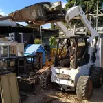 LOTE 176 - 01 MINI CARREGADEIRA BOBCAT S300 A DISEL COM 02 IMPLEMENTOS, ANO 2004. (NO ESTADO EM QUE SE ENCONTRA. SUJEITO A AVARIAS OCULTAS/VISÍVEIS.) AV9497M