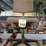LOTE 180 - 01 CADEIRA DE ESCRITÓRIO GIRATÓRIA COM RODINHAS. (NO ESTADO) ATENÇÃO! FAZER A VISITAÇÃO ANTES DE ARREMATAR, NÃO SABEMOS SE FUNCIONA, LEILÃO NÃO TEM GARANTIA E NEM DEVOLUÇÃO, SUJEITO A POSSÍVEIS AVARIAS VISÍVEIS/OCULTAS E/OU AUSÊNCIA DE COMPONENTES.