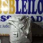 LOTE 180 - 01 SACO COM CORTINAS. (NO ESTADO EM QUE SE ENCONTRA. SUJEITO A AVARIAS OCULTAS/VISÍVEIS.)  