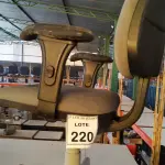 LOTE 220 - 01 CADEIRA DE ESCRITÓRIO GIRATÓRIA COM RODINHAS. (NO ESTADO) ATENÇÃO! FAZER A VISITAÇÃO ANTES DE ARREMATAR, NÃO SABEMOS SE FUNCIONA, LEILÃO NÃO TEM GARANTIA E NEM DEVOLUÇÃO, SUJEITO A POSSÍVEIS AVARIAS VISÍVEIS/OCULTAS E/OU AUSÊNCIA DE COMPONENTES.