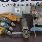 LOTE 138 - 03 FURADEIRAS ELÉTRICAS, 01 MARTELETE COMBINADO, 01 ESMERILHADEIRA 01 TESOURA ELÉTRICA PARA CORTE DE CHAPA METÁLICA. (NO ESTADO) ATENÇÃO! FAZER A VISITAÇÃO ANTES DE ARREMATAR, NÃO SABEMOS SE FUNCIONA, LEILÃO NÃO TEM GARANTIA E NEM DEVOLUÇÃO, SUJEITO A POSSÍVEIS AVARIAS VISÍVEIS/OCULTAS E/OU AUSÊNCIA DE COMPONENTES.