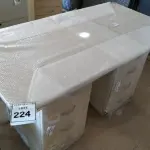 LOTE 224 -  01 MESA EM MADEIRA COM GAVETEIROS. (NO ESTADO EM QUE SE ENCONTRA. SUJEITO A AVARIAS OCULTAS/VISÍVEIS.)  
