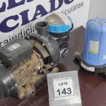 LOTE 143 - 01 BOMBA COM PRÉ FILTRO DE PISCINA. (NO ESTADO) ATENÇÃO! FAZER A VISITAÇÃO ANTES DE ARREMATAR, NÃO SABEMOS SE FUNCIONA, LEILÃO NÃO TEM GARANTIA E NEM DEVOLUÇÃO, SUJEITO A POSSÍVEIS AVARIAS VISÍVEIS/OCULTAS E/OU AUSÊNCIA DE COMPONENTES.