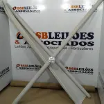 LOTE 033 - 02 PERSIANAS BLACKOUT NA COR BRANCO GELO. (NO ESTADO) ATENÇÃO! FAZER A VISITAÇÃO ANTES DE ARREMATAR, NÃO SABEMOS SE FUNCIONA, LEILÃO NÃO TEM GARANTIA E NEM DEVOLUÇÃO, SUJEITO A POSSÍVEIS AVARIAS VISÍVEIS/OCULTAS E/OU AUSÊNCIA DE COMPONENTES.