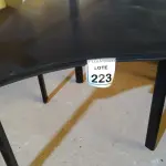 LOTE 223 - 01 MESA DE ESCRITÓRIO DE CANTO NA COR PRETA. (NO ESTADO) ATENÇÃO! FAZER A VISITAÇÃO ANTES DE ARREMATAR, NÃO SABEMOS SE FUNCIONA, LEILÃO NÃO TEM GARANTIA E NEM DEVOLUÇÃO, SUJEITO A POSSÍVEIS AVARIAS VISÍVEIS/OCULTAS E/OU AUSÊNCIA DE COMPONENTES.