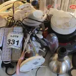 LOTE 331 - 01 LOTE COM LUMINÁRIA DE MESA, ASPIRADOR DE PÓ ROBÔ, NEBULIZADOR E MATERIAIS DIVERSOS. (NO ESTADO) ATENÇÃO! FAZER A VISITAÇÃO ANTES DE ARREMATAR, NÃO SABEMOS SE FUNCIONA. LEILÃO NÃO TEM GARANTIA E NEM DEVOLUÇÃO, SUJEITO A POSSÍVEIS AVARIAS VISÍVEIS/OCULTAS E/OU AUSÊNCIA DE COMPONENTES.