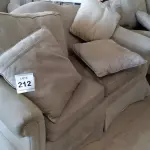 LOTE 212 - 01 SOFÁ 02 LUGARES. (NO ESTADO EM QUE SE ENCONTRA. SUJEITO A AVARIAS OCULTAS/VISÍVEIS.)  AU2079N