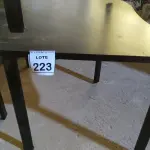 LOTE 223 - 01 MESA DE ESCRITÓRIO DE CANTO NA COR PRETA. (NO ESTADO) ATENÇÃO! FAZER A VISITAÇÃO ANTES DE ARREMATAR, NÃO SABEMOS SE FUNCIONA, LEILÃO NÃO TEM GARANTIA E NEM DEVOLUÇÃO, SUJEITO A POSSÍVEIS AVARIAS VISÍVEIS/OCULTAS E/OU AUSÊNCIA DE COMPONENTES.
