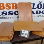 LOTE 088 - 20 PLACAS DE MADEIRAS. (NO ESTADO) ATENÇÃO! FAZER A VISITAÇÃO ANTES DE ARREMATAR, NÃO SABEMOS SE FUNCIONA, LEILÃO NÃO TEM GARANTIA E NEM DEVOLUÇÃO, SUJEITO A POSSÍVEIS AVARIAS VISÍVEIS/OCULTAS E/OU AUSÊNCIA DE COMPONENTES.
