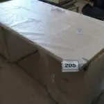 LOTE 205 - 01 MESA EM MADEIRA COM GAVETEIROS.  (NO ESTADO EM QUE SE ENCONTRA. SUJEITO A AVARIAS OCULTAS/VISÍVEIS.)  