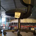 LOTE 030 - 01 CADEIRA GIRATÓRIA COM RODINHAS. (NO ESTADO) ATENÇÃO! FAZER A VISITAÇÃO ANTES DE ARREMATAR, NÃO SABEMOS SE FUNCIONA, LEILÃO NÃO TEM GARANTIA E NEM DEVOLUÇÃO, SUJEITO A POSSÍVEIS AVARIAS VISÍVEIS/OCULTAS E/OU AUSÊNCIA DE COMPONENTES.