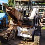 LOTE 176 - 01 MINI CARREGADEIRA BOBCAT S300 A DISEL COM 02 IMPLEMENTOS, ANO 2004. (NO ESTADO EM QUE SE ENCONTRA. SUJEITO A AVARIAS OCULTAS/VISÍVEIS.) AV9497M