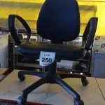 LOTE 250 -  01 CADEIRA GIRATÓRIA PARA ESCRITÓRIO NA COR AZUL. (NO ESTADO EM QUE SE ENCONTRA. SUJEITO A AVARIAS OCULTAS/VISÍVEIS.)  