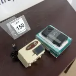 LOTE 150 - 01 APONTADOR DE LÁPIS ELÉTRICO E 01 SWITCH. (NO ESTADO EM QUE SE ENCONTRA. SUJEITO A AVARIAS OCULTAS/VISÍVEIS.)