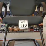 LOTE 110 - 01 CADEIRA DE ESCRITÓRIO COM PÉS FIXOS. (NO ESTADO) ATENÇÃO! FAZER A VISITAÇÃO ANTES DE ARREMATAR, NÃO SABEMOS SE FUNCIONA, LEILÃO NÃO TEM GARANTIA E NEM DEVOLUÇÃO, SUJEITO A POSSÍVEIS AVARIAS VISÍVEIS/OCULTAS E/OU AUSÊNCIA DE COMPONENTES.