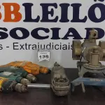 LOTE 138 - 03 FURADEIRAS ELÉTRICAS, 01 MARTELETE COMBINADO, 01 ESMERILHADEIRA 01 TESOURA ELÉTRICA PARA CORTE DE CHAPA METÁLICA. (NO ESTADO) ATENÇÃO! FAZER A VISITAÇÃO ANTES DE ARREMATAR, NÃO SABEMOS SE FUNCIONA, LEILÃO NÃO TEM GARANTIA E NEM DEVOLUÇÃO, SUJEITO A POSSÍVEIS AVARIAS VISÍVEIS/OCULTAS E/OU AUSÊNCIA DE COMPONENTES.