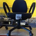 LOTE 250 -  01 CADEIRA GIRATÓRIA PARA ESCRITÓRIO NA COR AZUL. (NO ESTADO EM QUE SE ENCONTRA. SUJEITO A AVARIAS OCULTAS/VISÍVEIS.)  