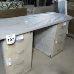 LOTE 197 -  01 MESA EM MADEIRA COM GAVETEIROS. (NO ESTADO EM QUE SE ENCONTRA. SUJEITO A AVARIAS OCULTAS/VISÍVEIS.)  