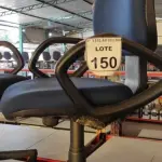 LOTE 150 - 01 CADEIRA DE ESCRITÓRIO GIRATÓRIA COM RODINHAS. (NO ESTADO) ATENÇÃO! FAZER A VISITAÇÃO ANTES DE ARREMATAR, NÃO SABEMOS SE FUNCIONA, LEILÃO NÃO TEM GARANTIA E NEM DEVOLUÇÃO, SUJEITO A POSSÍVEIS AVARIAS VISÍVEIS/OCULTAS E/OU AUSÊNCIA DE COMPONENTES.