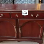 LOTE 244 - 01 CÔMODA EM MADEIRA COM 01 GAVETA E 02 PORTAS.  (NO ESTADO EM QUE SE ENCONTRA. SUJEITO A AVARIAS OCULTAS/VISÍVEIS.)  AV9531M
