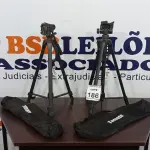 LOTE 186 - 02 TRIPÉS PARA CÂMERA MARCA TOMATE. (NO ESTADO) ATENÇÃO! FAZER A VISITAÇÃO ANTES DE ARREMATAR, NÃO SABEMOS SE FUNCIONA, LEILÃO NÃO TEM GARANTIA E NEM DEVOLUÇÃO, SUJEITO A POSSÍVEIS AVARIAS VISÍVEIS/OCULTAS E/OU AUSÊNCIA DE COMPONENTES.