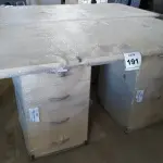LOTE 191 -  01 MESA COM GAVETEIROS. (NO ESTADO EM QUE SE ENCONTRA. SUJEITO A AVARIAS OCULTAS/VISÍVEIS.)  