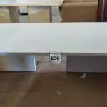 LOTE 236 -  01 MESA EM MADEIRA. (NO ESTADO EM QUE SE ENCONTRA. SUJEITO A AVARIAS OCULTAS/VISÍVEIS.)  