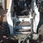 LOTE 176 - 01 MINI CARREGADEIRA BOBCAT S300 A DISEL COM 02 IMPLEMENTOS, ANO 2004. (NO ESTADO EM QUE SE ENCONTRA. SUJEITO A AVARIAS OCULTAS/VISÍVEIS.) AV9497M