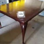 LOTE 229 - 01 MESA EM MADEIRA.  (NO ESTADO EM QUE SE ENCONTRA. SUJEITO A AVARIAS OCULTAS/VISÍVEIS.)  AV9946C