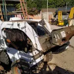 LOTE 176 - 01 MINI CARREGADEIRA BOBCAT S300 A DISEL COM 02 IMPLEMENTOS, ANO 2004. (NO ESTADO EM QUE SE ENCONTRA. SUJEITO A AVARIAS OCULTAS/VISÍVEIS.) AV9497M