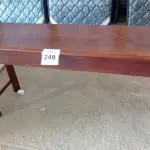 LOTE 249 -  01 APARADOR EM MADEIRA. (NO ESTADO EM QUE SE ENCONTRA. SUJEITO A AVARIAS OCULTAS/VISÍVEIS.)  AU2240C