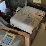 LOTE 112 - 01 COIFA EM INOX, 01 PROJETOR, UMA IMPRESSORA DE CHEQUES, E GRANDE QUANTIDADE DE CAIXINHAS DE SOM PARA PC. (NO ESTADO) ATENÇÃO! FAZER A VISITAÇÃO ANTES DE ARREMATAR, NÃO SABEMOS SE FUNCIONA, LEILÃO NÃO TEM GARANTIA E NEM DEVOLUÇÃO, SUJEITO A POSSÍVEIS AVARIAS VISÍVEIS/OCULTAS E/OU AUSÊNCIA DE COMPONENTES.