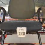 LOTE 120 - 01 CADEIRA DE ESCRITÓRIO COM PÉS FIXOS. (NO ESTADO) ATENÇÃO! FAZER A VISITAÇÃO ANTES DE ARREMATAR, NÃO SABEMOS SE FUNCIONA, LEILÃO NÃO TEM GARANTIA E NEM DEVOLUÇÃO, SUJEITO A POSSÍVEIS AVARIAS VISÍVEIS/OCULTAS E/OU AUSÊNCIA DE COMPONENTES.