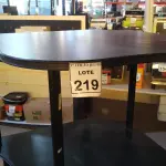 LOTE 219 - 01 MESA DE ESCRITÓRIO DE CANTO NA COR PRETA. (NO ESTADO) ATENÇÃO! FAZER A VISITAÇÃO ANTES DE ARREMATAR, NÃO SABEMOS SE FUNCIONA, LEILÃO NÃO TEM GARANTIA E NEM DEVOLUÇÃO, SUJEITO A POSSÍVEIS AVARIAS VISÍVEIS/OCULTAS E/OU AUSÊNCIA DE COMPONENTES.